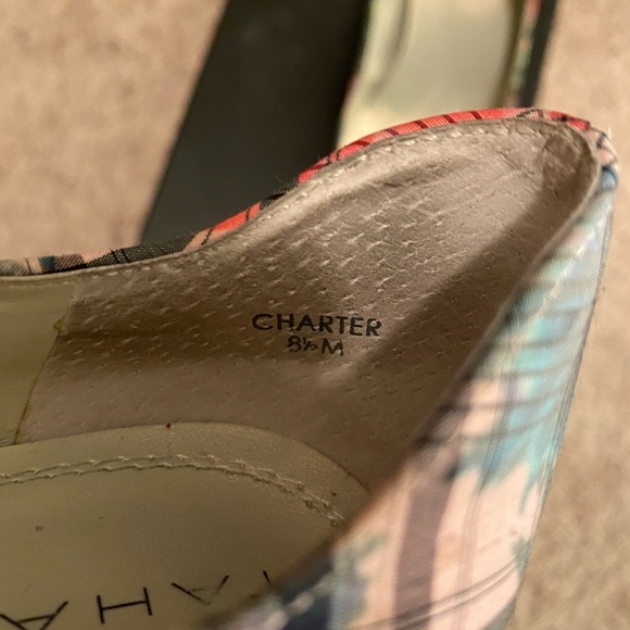 TAHARI CHARTER SCALLOP FLORAL PLAID 3” HEEL. - Picture 4 of 8